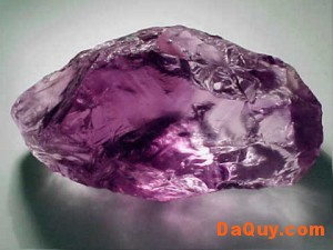 amethyst1 300x225 Thạch Anh Tím (Amethyst)   Nguồn gốc và đặc tính chữa bệnh trong dân gian